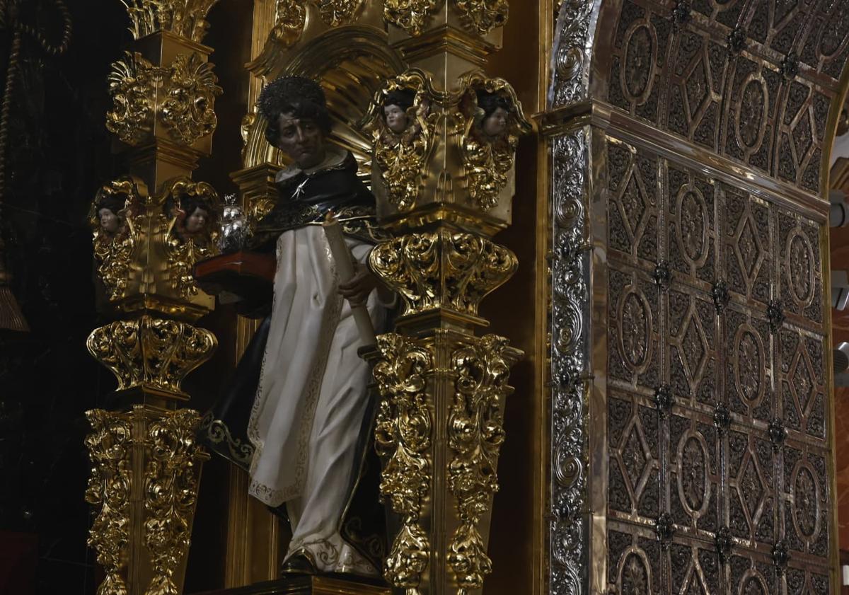 Imagen principal - Mena estrena un imponente retablo en su capilla de la iglesia de Santo Domingo